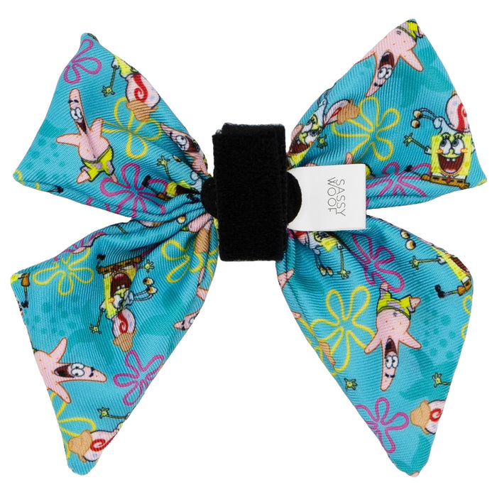 The Sassy Woof Dog Sailor Bow - SpongeBob SquarePants™ Jelly Fishin' features SpongeBob and Patrick with vibrant jellyfish and flowers. Pair it with the matching leash or harness for a complete SpongeBob dog accessories set.