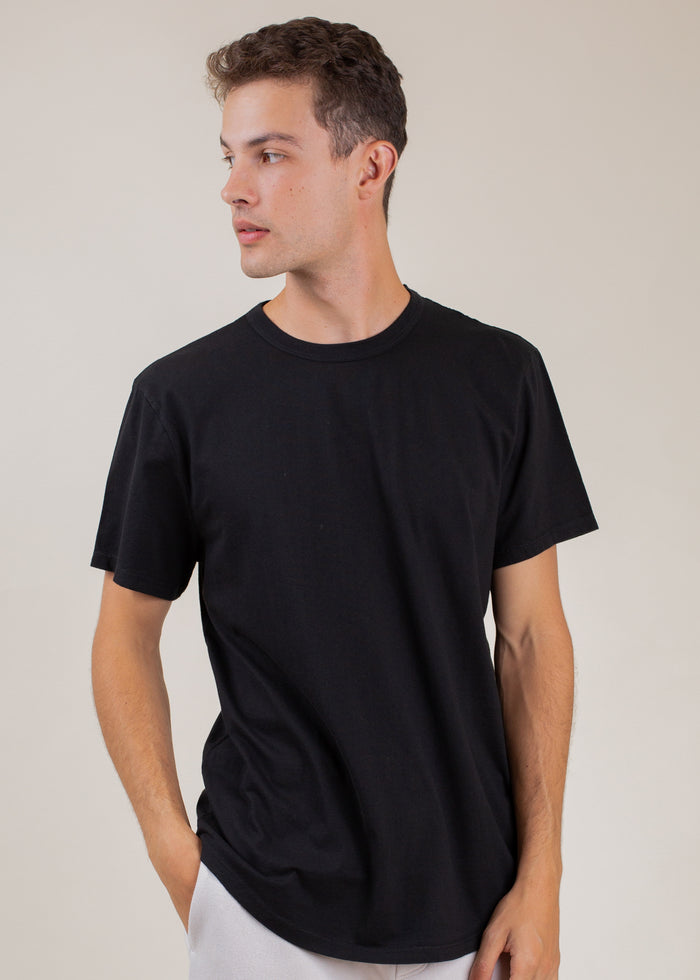 man wearing t-shirt in black