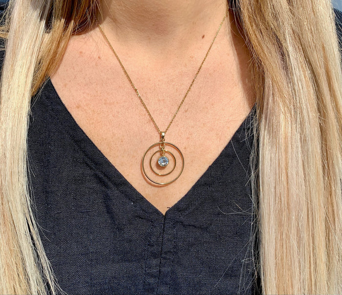 Daniele necklace gold on model.