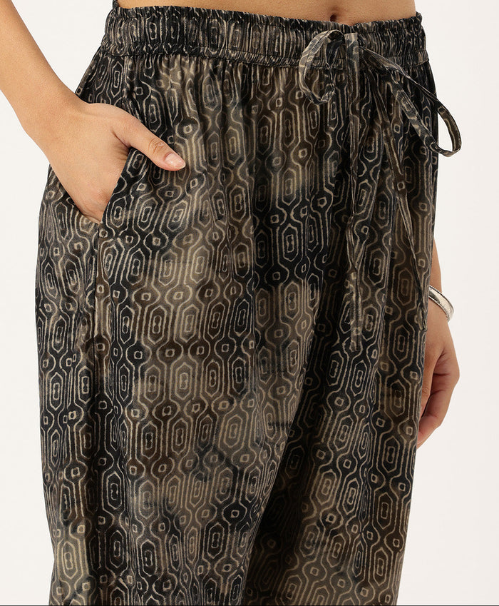 Grey Floral Printed Kurta with Trousers & With Dupatta, Grey Kurta Set, Floral Printed Kurta, Grey Floral Kurta Set, Kurta with Trousers, Kurta with Dupatta, Kurta Pant Set, Kurta Pant Dupatta Set, Printed Kurta Set, Floral Kurta Set, Women Ethnic Wear