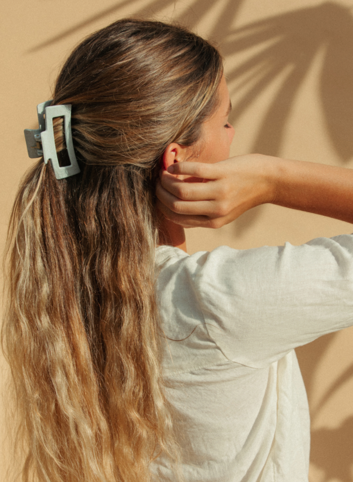 Juni Blues Hair Claw