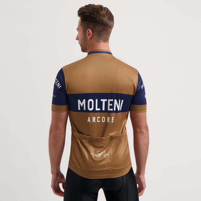 Rogelli Molteni fietsshirt heren bruin korte mouw gedragen achterkant.