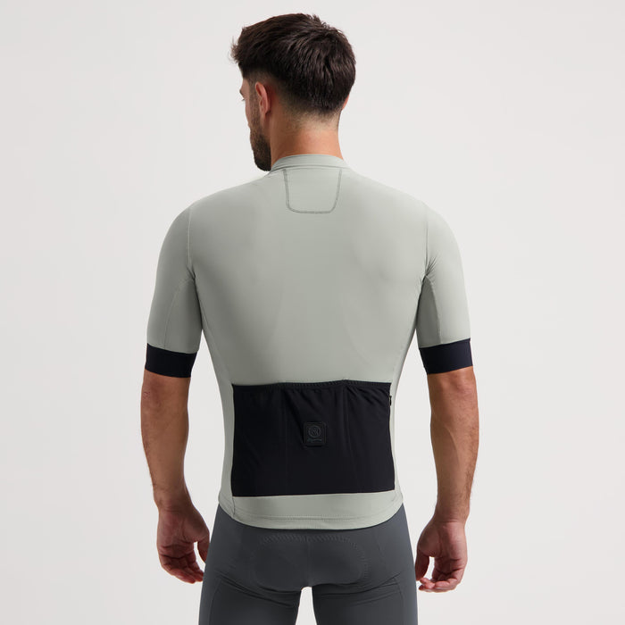 Rogelli Signature fietsshirt heren grijs korte mouw gedragen achterkant.
