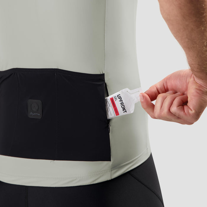 Detail van Rogelli Signature fietsshirt heren grijs korte mouw met achterzakken.